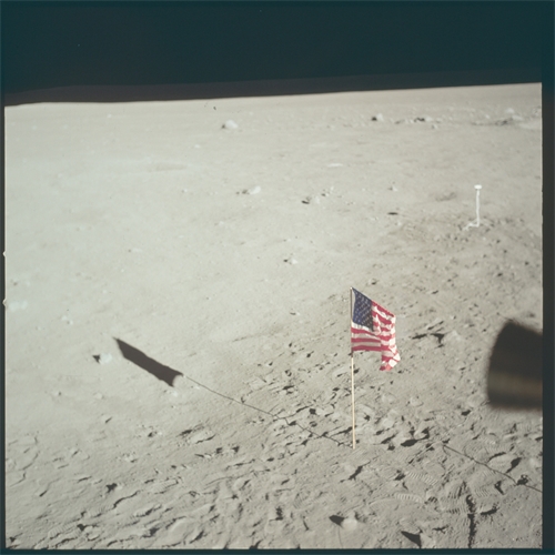 Apollo 11 zi╠üskalo pro USA prvenstvi╠ü v┬áÔÇ×dobyti╠üÔÇť Me╠îsi╠üce a nechybe╠îla ani vlajka.jpg