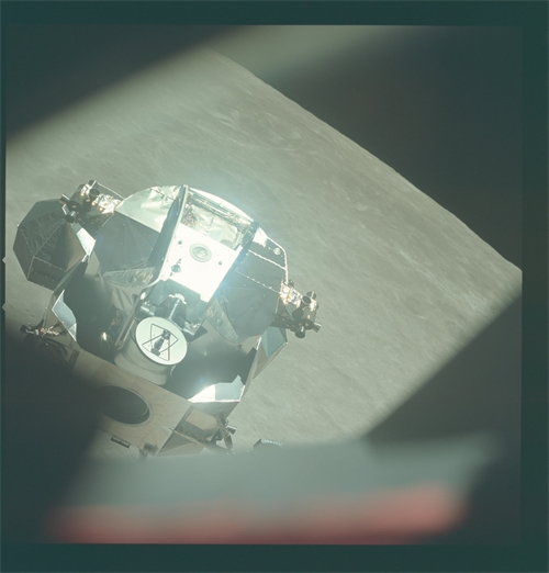 Apollo 10 ÔÇô detail luna╠ürni╠üho modulu pr╠îi obe╠îhu Me╠îsi╠üce, otestova╠üno bylo sestoupeni╠ü luna╠ürni╠üho modulu na obe╠îz╠înou dra╠ühu Me╠îsi╠üce do vy╠üs╠îky 14,5 km nad povrchem.jpg