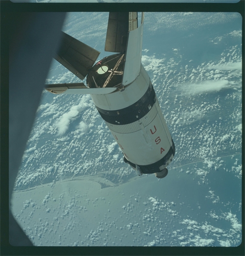 Apollo 7 me╠îlo za ci╠ül testova╠üni╠ü spojeni╠ü s┬áluna╠ürni╠üm modulem. Na sni╠ümku je raketovy╠ü stupen╠î nosne╠ü rakety Saturn IB (SIV-B).jpg