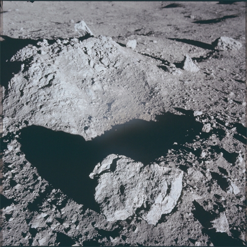 Apollo 12 ÔÇô detail povrchu Me╠îsi╠üce.jpg