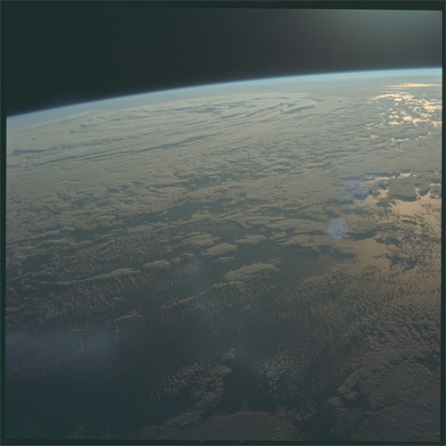 Apollo 11 uz╠î me╠îlo jasny╠ü ci╠ül ÔÇô pr╠îista╠üt na Me╠îsi╠üci. Ale posa╠üdka pr╠îi letu fotografovala i kra╠üsu nas╠îi╠ü Zeme╠î.jpg