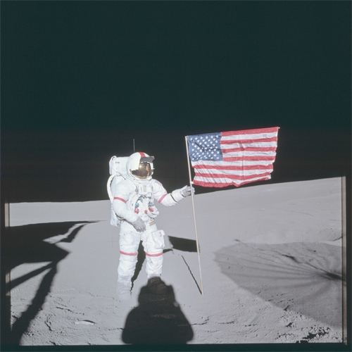 Apollo 14 a dals╠îi╠ü americka╠ü vlajka na povrchu Me╠îsi╠üce.jpg