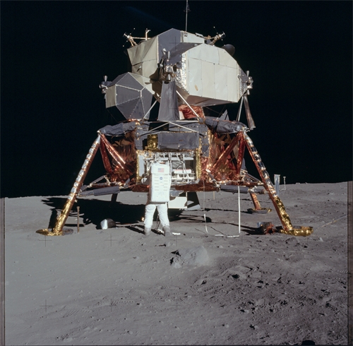 Apollo 11 ÔÇô fotografie cele╠üho luna╠ürni╠üho modulu, se ktery╠üm astronauti posle╠üze zase odlete╠îli k┬áhlavni╠ü r╠îi╠üdi╠üci╠ü lodi.jpg