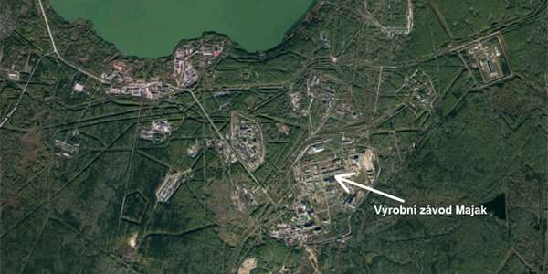 V komplexu Majak se vyráběly jaderné zbraně. Jaderný reaktor s otevřeným okruhem se zprvu chladil vodou z jezera Kyzyltaš, která se vypouštěla do řeky Teča. Později se odpadní radioaktivní voda přesměrovala do jezera Karačaj, kde se vsakovala do země... 