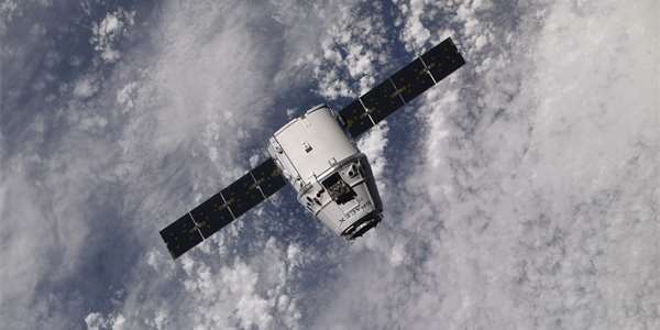 V pondělí 2. dubna 2018 odstartovala z floridského mysu Canaveral raketa Falcon 9 s kosmickou lodí Dragon. Byla plná zásob a dalších materiálů pro posádku Mezinárodní vesmírné stanice. Ruský člen posádky Oleg Artěmjev zachytil přílet Dragonu k ISS ve středu 4. dubna.