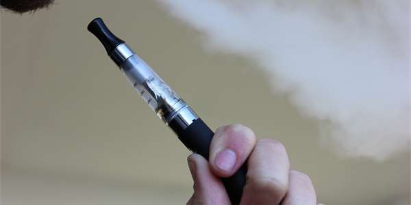 Jsou elektronické cigarety škodlivé, nebo nejsou? To se snažilo prokázat již několik studií, jejichž výsledky byly značně nejednotné. Nejnovější studie Kalifornské univerzity tvrdí, že uživatelé takzvaných e-cigaret jsou vystaveni potenciálně škodlivým kovům a tím riziku poškození DNA.