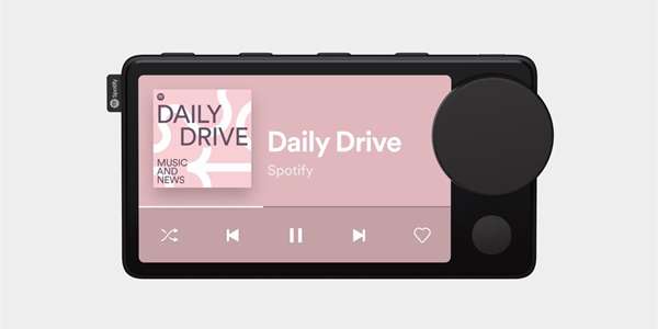 Po bezmála třech letech testování se dostává do prodeje Spotify Car Thing. Zařízení, které stojí 89,99 dolarů (tj. v přepočtu asi 1950 Kč), je určeno především majitelům automobilů, jež nemají integrovaný informační a zábavní systém nabízející snadný přístup ke službě Spotify, jako je CarPlay od společnosti Apple nebo Android Auto.