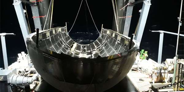 Aerodynamický kryt, který SpaceX vylovila z moře po startu Falconu 9 s družicemi Starlink.
