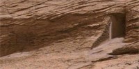 Šestikolka Curiosity vyfotila na Marsu otvor, který vypadá jako umělý vchod do podzemí