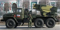 Jak vypadá raketomet BM-21 Grad, kterým Rusko ostřeluje Charkov. Nepřesnost dohání množstvím raket