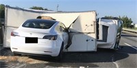 Tesla Model 3 v režimu Autopilot nepochopitelně nabourala na dálnici do převráceného náklaďáku