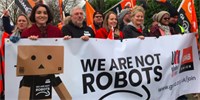 „Nejsme roboti.“ Evropští zaměstnanci Amazonu vyrazili na Black Friday protestovat