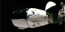Crew Dragon u ISS. V zadní části je vidět trunk.