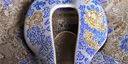 „Ilustrátor Michal Bačák na ultralehký karbonový rám kola obrazově zaznamenal životní cestu majitele kola v dekorativním duchu, který je umělcovým vlastním amalgámem portugalského Azulejo a tradiční anglické porcelánové školy Churchill Blue Willow. Ruční malbu kobaltovou modří doplňují detaily vytvořené čtyřiadvacetikarátovým zlatem,“ uvádí spoluzakladatel firmy Festka Michal Moureček.