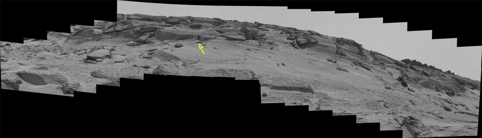 Galerie - Šestikolka Curiosity vyfotila na Marsu otvor, který vypadá jako umělý vchod do podzemí – VTM.cz