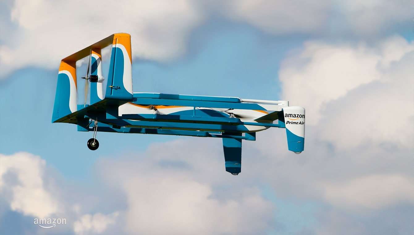 Galerie - Donáškové drony Amazonu budou dopravovat zásilky na zem pomocí padáků, prozrazuje patent – Živě.cz