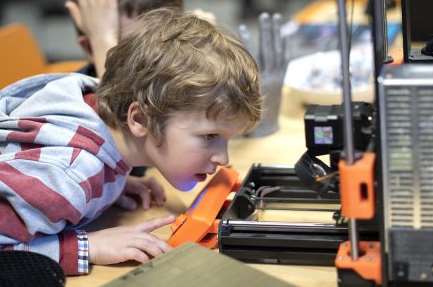 Galerie - Prusa Research míří do škol. Český výrobce 3D tiskáren věnuje svoje mašiny školám i kroužkům – Connect.cz